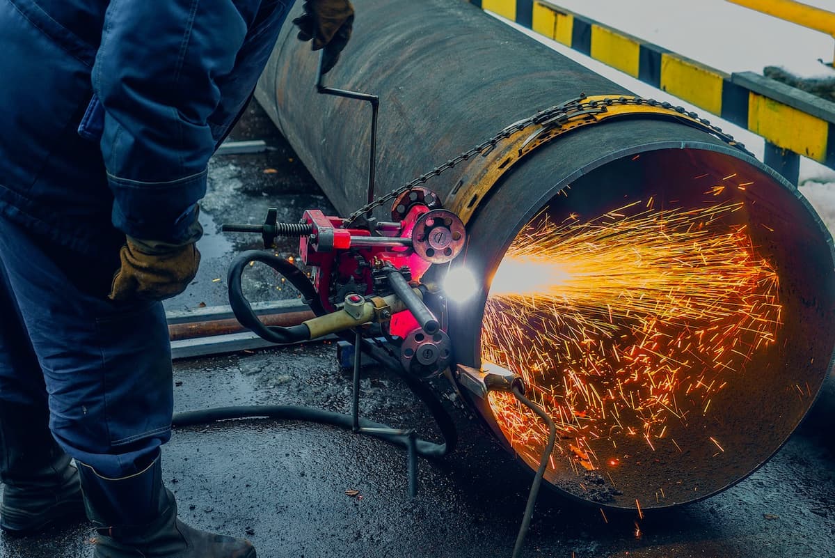 Adaptación de tamaño de Tubería con Costura en un taller de metalúrgica.