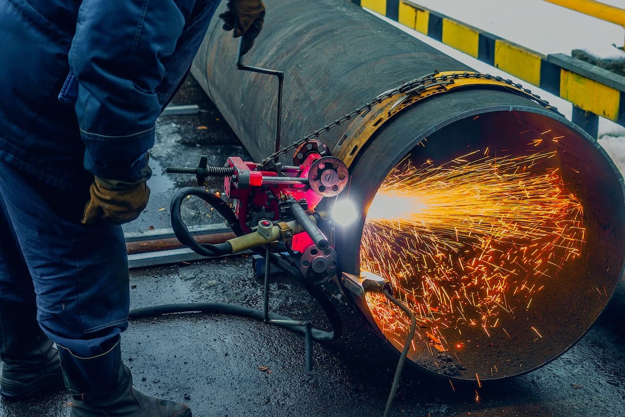 Adaptación de tamaño de Tubería con Costura en un taller de metalúrgica.