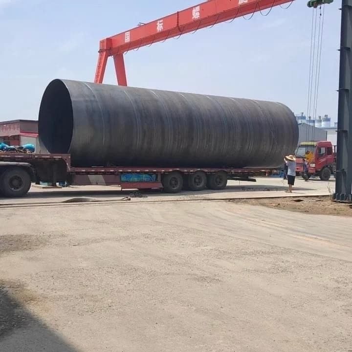 Transporte de tubería de acero con costura.