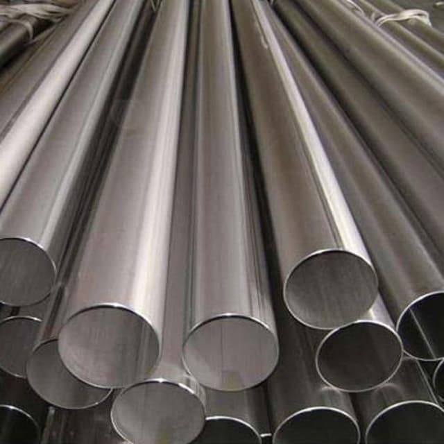 Tuberías de acero inoxidable ordenadas en posición vertical, mostrando sus extremos circulares.