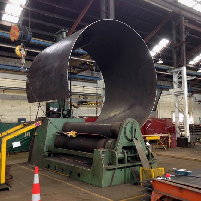 Máquina industrial para el curvado de metal en un taller.