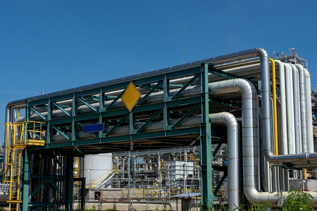 Tubería de acero con costura utilizada en un proyecto petrolero.